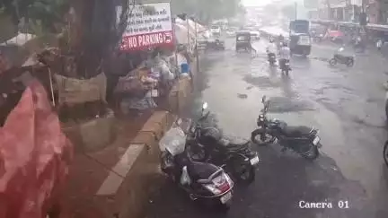 કામરેજ: કામરેજ ચારરસ્તા નજીક વૃક્ષ ધરાશાઈ થયું,ઘટના ના સીસીટીવી આવ્યા સામે.