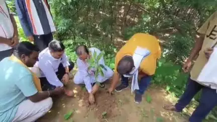 মোহনপুর: খয়েরপুর বিধানসভার ৪৪ নং বুথে প্রধানমন্ত্রীর মন কি বাত অনুষ্ঠানে উপস্থিত বিজেপির রাজ্য সভাপতি রাজী ভট্টাচার্য