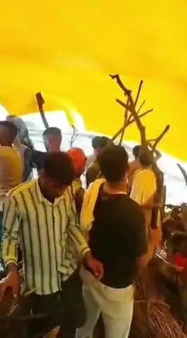 परियर श्मशान घाट में छाया न होने के कारन तिरपाल लगाकर अग्निदाह की तैयारी करते लोग क्यों की बारिश भी लगातार हो रही