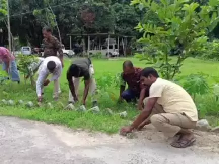 टेढ़ागाछ: टेढ़ागाछ थाना परिसर में साप्ताहिक सफाई अभियान चलाया गया, पुलिस कर्मियों ने बढ़-चढ़कर भाग लिया