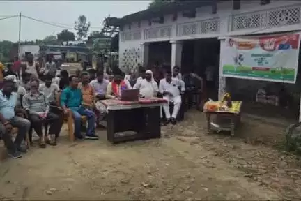 बलरामपुर: बेलवा सुल्तानजोत बूथ स.19 पर भाजपा जिलाध्यक्ष रवि मिश्रा के नेतृत्व में भाजपाइयों ने सुनी प्रधानमंत्री मोदी की मन की बात