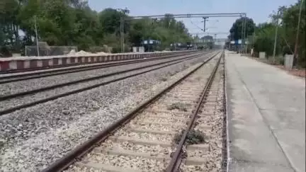 बदलापुर: उदपुर घाटमपुर गांव के पास ट्रेन की चपेट में आने से अधेड़ महिला की मौत, पुलिस ने शव किया कब्जे में