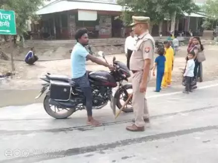 ताखा: ऊसराहार थाना पुलिस ने जगह-जगह बदलकर चलाया वाहन चेकिंग अभियान