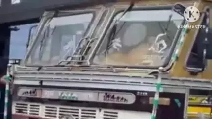 राहाता: शिर्डी मध्ये प्रवेश बंद कमानीला ट्रकची धडक.