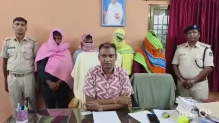 ନବରଙ୍ଗପୁର ପୋଲିସ ଷ୍ଟେସନ: ତିନି ନାବାଳିକାଙ୍କୁ ଅପହରଣ କରି ଦାଦନ ଶ୍ରମିକ ସଜେଇଥିବା 4 ଦଲାଲଙ୍କୁ ଜିଲ୍ଲାର ବିଭିନ୍ନ ଜାଗାରୁ ଗିରଫ କଲା ନବରଙ୍ଗପୁର ପୋଲିସ