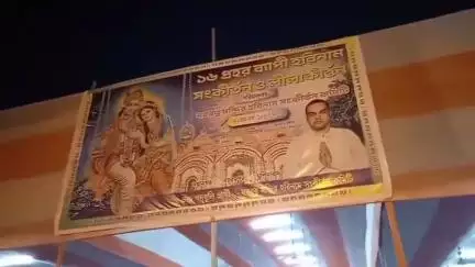 বহরমপুর: হিন্দু সনাতনী ধর্মের মানুষের জনজোয়ার 
বহরমপুর নবরত্ন মন্দির প্রাঙ্গনে