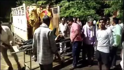 इटावा: सदर इलाके आईटीआई के पास मिली नवविवाहिता महिला को परिजनों ने अस्पताल पहुंचाया, ससुराल वालों पर मारपीट कर फेंकने का आरोप