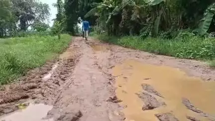 ঝাড়গ্রাম: মারকন্ডপুর গ্রামে ২ কিলোমিটার রাস্তার বেহাল দশার কারনে সমস্যায় পড়তে হচ্ছে গ্রামবাসীদের #jansamasya