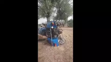 महियावाली गांव के पास आगे चल रहे ट्रैक्टर के पीछे से कार ने मारी टक्कर, ट्रैक्टर पलटा, बड़ा हादसा टला