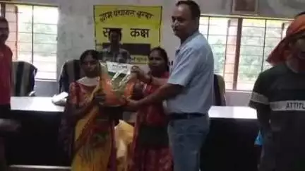 गुमला: वृंदा पंचायत के कई गांवों में किसानों के बीच मक्का बीज का वितरण किया गया