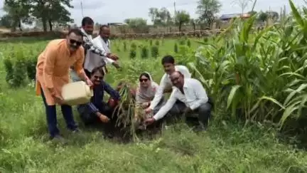 पवई: हिनौती ग्राम में जिला पंचायत अध्यक्ष की मौजूदगी में लोगों ने प्रधानमंत्री मोदी का कार्यक्रम लाइव देखा