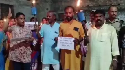 হবিবপুর: কসবার ঘটনায় জড়িত দুষ্কৃতিদের দৃষ্টান্তমূলক শাস্তি দাবি জানিয়ে কেন্দপুকুরে মশাল ও মোমবাতি মিছিল করলেন BJP-মহিলা মোর্চা