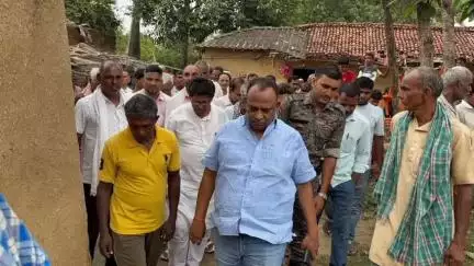 टनकुप्पा: श्रीरामपुर गांव में विधायक कुमार सर्वजीत ने मृतक युवक के परिजनों से मुलाकात की