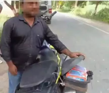 कटेया: सिधरिया स्याही के पास कटेया थाना पुलिस ने 44 लीटर देशी शराब व दो चोरी की बाइक के साथ तस्कर को किया गिरफ्तार