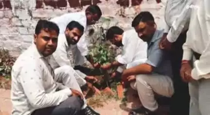 किरावली: फतेहपुर सीकरी में बूथों पर भाजपाईयों ने मन की बात, डॉ. श्यामा प्रसाद मुखर्जी का बलिदान मनाया और वृक्षारोपण किया