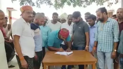 बदलापुर: पहेतियापुर में पूर्व माध्यमिक विद्यालय बंद करने पर ग्रामीणों ने किया विरोध, चलाया हस्ताक्षर अभियान