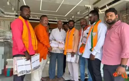 కుప్పం: పట్టణంలో ప్రధాని నరేంద్ర మోదీ పాలనపై కరపత్రాలను పంపిణీ చేసిన బీజేపీ శ్రేణులు