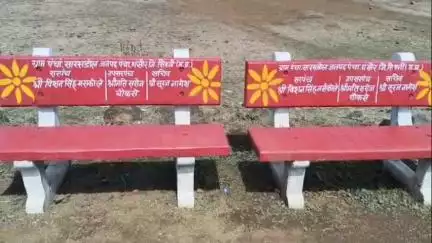 घंसौर: घंसौर जनपद पंचायत के दुगने धाम में खरीदी जा रही कुर्सियां, ग्राम पंचायत पर लगे गंभीर आरोप