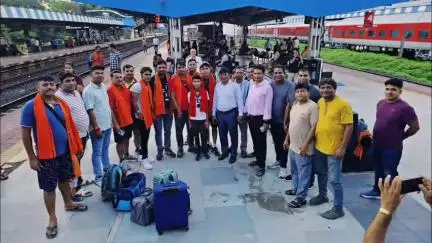डुमरी: डुमरी व इसरी बाज़ार के युवाओं का जत्था पारसनाथ स्टेशन से अमरनाथ यात्रा के लिए रवाना