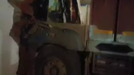 बालोद: बालोद जिले के गिधाली में देर रात आयरन ओर से भरा ट्रक बेकाबू होकर घर में घुसा, ग्रामीण बाल-बाल बचे