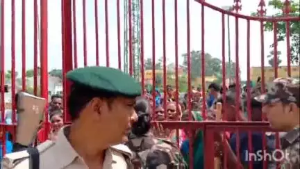 इस्लामनगर अलीगंज: शराब मामले में वारंटी की गिरफ्तारी को लेकर ग्रामीणों ने लछुआड़ थाने का किया घेराव