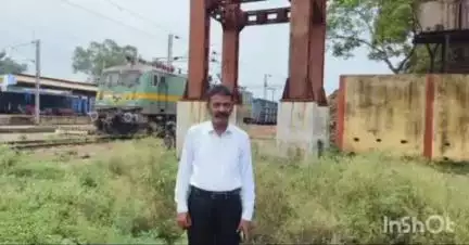 चांदवा: पंचायत समिति सदस्य अयुब खान ने टोरी स्टेशन के पश्चिम में अधूरे फुट ब्रिज कार्य का जायजा लिया