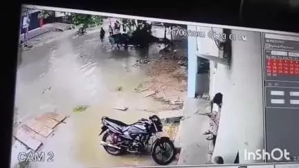 सासाराम: सासाराम बलिया रोड के नाले में गिरा लड़का, स्थानीय लोगों ने किया सुरक्षित बाहर निकालना