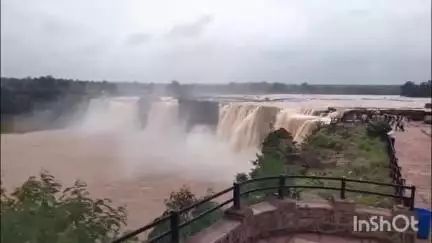 लोहंडीगुडा: बारिश ने लौटाई चित्रकोट जल प्रपात की रौनक, पर्यटकों की बढ़ी भीड़