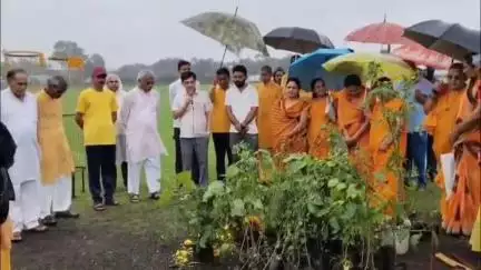 आमला: रेलवे स्टेडियम आमला में 'एक पेड़ माँ के नाम' के तहत गायत्री परिवार व रेलवे अधिकारी ने किया पौधरोपण