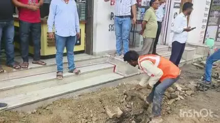 राजसमंद: नगर परिषद के कर्मचारियों ने फाइबर लाइन का काम रुकवाया, व्यापारी को मिली राहत, बरसात के बाद चालू होगा काम
