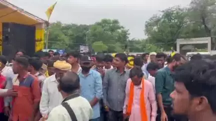 खातेगांव: विधायक हीरालाल अलावा, युवक कांग्रेस अध्यक्ष विक्रांत भूरिया, विधायक खातेगांव पहुंचे