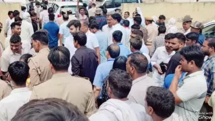 भरतपुर: जंगली के नगला में मिट्टी के ढहने के मामले की जानकारी विधायक के पुत्र ने मौके पर जाकर ली