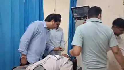 चूरू: गांव भेरूसर में हुई मारपीट में घायल व्यक्ति को जिला अस्पताल लाया गया, आम रास्ते को लेकर फावड़े से किया था हमला