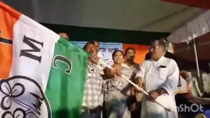 চুঁচুড়া-মগরা: বিজেপি ছেড়ে তৃণমূলে যোগ দিল ৭০ জন নেতা ও কর্মী এমনই ছবি চুঁচুড়ায়