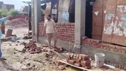 बाह: पिनाहट बस स्टैंड पर निर्माण में अनियमितता, मंत्री जयवीर सिंह ने दी स्थलीय जांच के आदेश