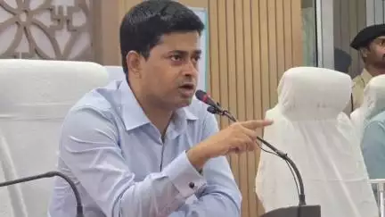 बेतिया: समाहरणालय सभागार से प्रवर्तन अवर निरीक्षक सत्येंद्र कुमार रजक को निलंबित करने की अनुशंसा जारी: ज़िला अधिकारी