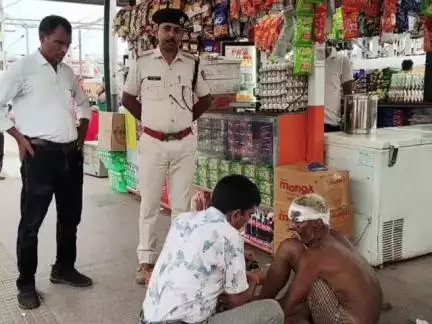 गया टाउन सीडी ब्लॉक: जंक्शन पर पटना के बुजुर्ग को लगी चोट, RPF गया ने इलाज करा व्हीलचेयर से जनशताब्दी ट्रेन से पटना भेजा