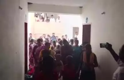 ఇబ్రహీంపట్నం: లింగంపల్లి గేటు వద్ద అనధికారికంగా డబల్ బెడ్ రూమ్ లోకి ప్రవేశించిన లబ్ధిదారులు
