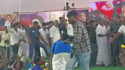 உளுந்தூர்பேட்டை: உளுந்தூர்பேட்டையில் அதிமுக சார்பில் சுமார் 126 அடி கொடிக்கம்பத்தில் அதிமுக கொடியை ஏற்றி வைத்தஅதிமுக பொதுச் செயலாளர்  எடப்பாடி பழனிச்சாமி