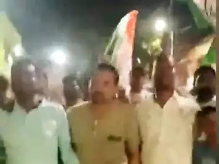 ভাঙড় ২: কখনও এপারে তো কখনও ওপারে ভাঙড়ে তৃণমূল ছাড়ার ২দিনের মাথায় আবারো ঘাসফুলের ঝান্ডা হাতে ISF এ যোগ দেওয়া কর্মীদের