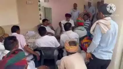 कुचामन सिटी: राज्य मंत्री विजय सिंह चौधरी ने अपने निजी आवास पर की जनसुनवाई, लोगों की समस्याओं का किया समाधान