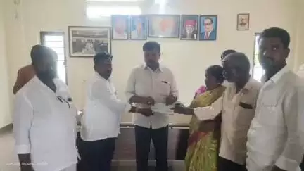 నారాయణ్​ఖేడ్: ఎమ్మెల్యే క్యాంపు కార్యాలయంలో సీఎం రిలీఫ్ ఫండ్ చెక్కుల పంపిణీ