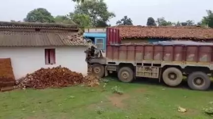 बालोद: गिधाली में बड़ा हादसा टला, बेकाबू ट्रक घर में घुसा, बाल-बाल बचे लोग, ग्रामीणों में आक्रोश