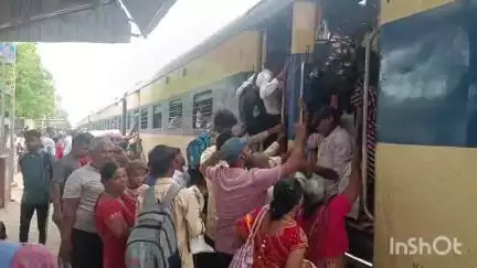 हिलसा: हिलसा रेलवे स्टेशन पर पैदल पुल की मांग, ट्रेन के नीचे से पार होने को है मजबूर लोग
#jansamasya
