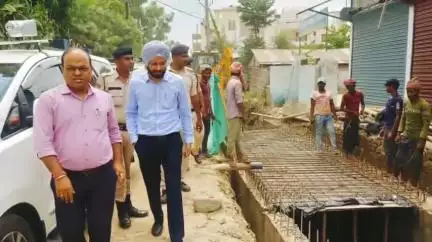मधेपुरा: जयपालपट्टी में बुडको द्वारा बन रहे नाले का डीएम ने किया औचक निरीक्षण, कार्य में तेज़ी लाने का निर्देश