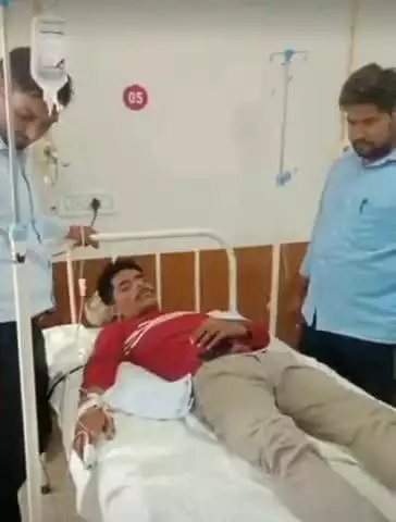 चूरू: चूरू में परिजनों के साथ खेत में तारबंदी करवाने गए युवक के पैर में जहरीले सांप ने डस लिया, डीबी अस्पताल में इलाज जारी