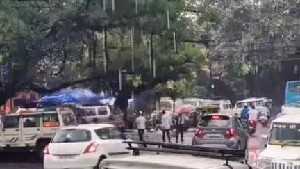 नैनीताल: मौसम विभाग की भारी बारिश की चेतावनी के चलते जिला प्रशासन ने सभी सरकारी और अर्ध सरकारी स्कूलों में अवकाश किया घोषित