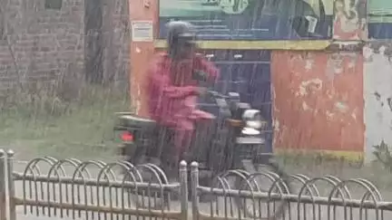 रामपुर: पहली बारिश के बाद नगर पालिका अध्यक्ष पति मामून शाह खान ने सिविल लाइन क्षेत्र में नालों का किया निरीक्षण