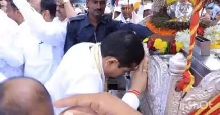 औसा: विठुरायाच्या दर्शनाच्या ओढीने पंढरपूरकडे निघालेल्या वारीत औशाचे आमदार अभिमन्यू पवार झाले सहभागी