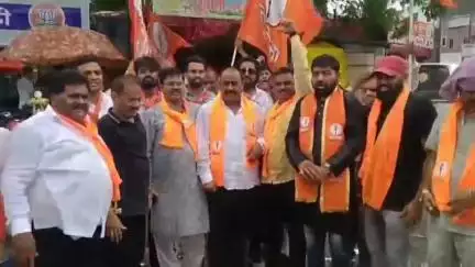 नंदुरबार: महायुती सरकारच्या हिंदी सक्ती निर्णयाच्या विरोधात शिवसेना ठाकरे गटाचे नेहरू चौकात आदेशाची होळी करत निषेध आंदोलन